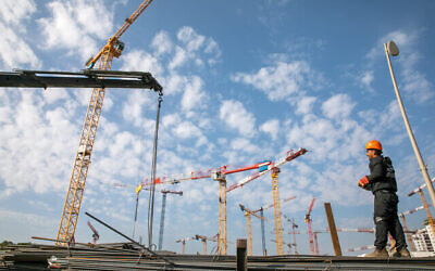 Un chantier de construction dans la ville israélienne de Beer Yaakov, dans le centre du pays, où de nouveaux logements sont en cours de construction, le 22 février 2022. (Crédit : Yossi Aloni/Flash90