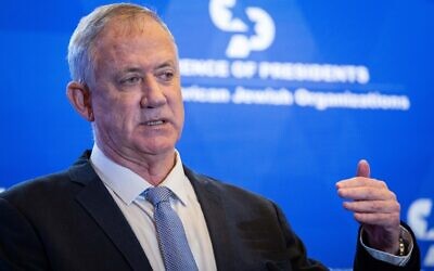 Le ministre de la Défense Benny Gantz s'exprime pendant la Conférence des présidents des organisations juives américaines majeures à Jérusalem, le 22 février 2022. (Crédit : Yonatan Sindel/Flash90)