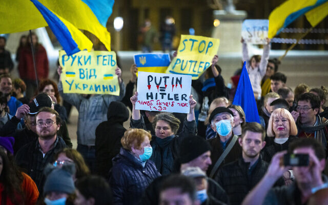 Des manifestants brandissent des panneaux et des drapeaux pendant une manifestation contre l'invasion russe de l'Ukraine devant la mairie de Jérusalem, le 28 février 2022. (Crédit : Olivier Fitoussi/Flash90) Des manifestants brandissent des panneaux et des drapeaux pendant une manifestation contre l'invasion russe de l'Ukraine devant la mairie de Jérusalem, le 28 février 2022. (Crédit : Olivier Fitoussi/Flash90)