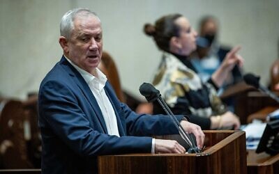 Le ministre de la Défense Benny Gantz à la tribune de la Knesset, à Jérusalem, le 28 février 2022. (Crédit :  Yonatan Sindel/Flash90)