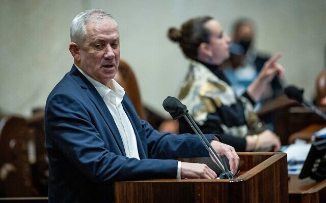 Le ministre de la Défense Benny Gantz à la tribune de la Knesset, à Jérusalem, le 28 février 2022. (Crédit : Yonatan Sindel/Flash90) Le ministre de la Défense Benny Gantz à la tribune de la Knesset, à Jérusalem, le 28 février 2022. (Crédit : Yonatan Sindel/Flash90)