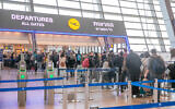 Voyageurs à l'aéroport international Ben Gurion, le 2 mars 2022. (Crédit : Yossi Aloni/Flash90)