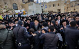 Des ultra-orthodoxes affrontent la police lors d'une manifestation contre le groupe des Femmes du mur venu faire sa prière mensuelle de Rosh Hodesh au mur Occidental, dans la Vieille Ville de Jérusalem, le 4 mars 2022. (Crédit :  Yonatan Sindel/Flash90)