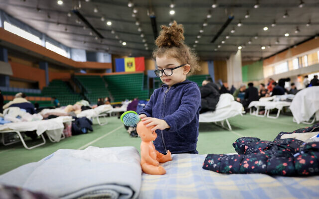Des réfugiés ukrainiens dans un centre d'accueil d'urgence à Chisinau, en Moldavie, le 5 mars 2022. (Crédit : Nati Shohat/Flash90)