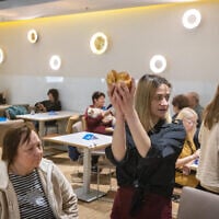 Des réfugiés juifs ukrainiens participent à une cérémonie de la Havdalah marquant la fin du Shabbat, dans un hôtel de Varsovie, Pologne, le 5 mars 2022. (Crédit: Olivier Fitoussi/Flash90)