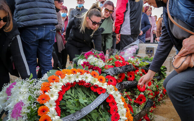 Des amis et la famille lors des funérailles de Roman Brodsky, abattu dans sa voiture aux abords de Kiev, au cimetière d'Arad, dans le sud d'Israël, le 6 mars 2022. (Crédit : Flash90) Des amis et la famille lors des funérailles de Roman Brodsky, abattu dans sa voiture aux abords de Kiev, au cimetière d'Arad, dans le sud d'Israël, le 6 mars 2022. (Crédit : Flash90)