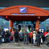 Des juifs ukrainiens qui ont fui les combats en Ukraine vus à l'aéroport international de Chisinau en Moldavie alors qu'ils se dirigeaient vers Israël, le 6 mars 2022. (Crédit : Nati Shohat/Flash90)