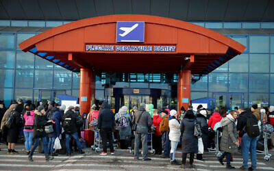 Des juifs ukrainiens qui ont fui les combats en Ukraine vus à l'aéroport international de Chisinau en Moldavie alors qu'ils se dirigeaient vers Israël, le 6 mars 2022. (Crédit : Nati Shohat/Flash90)