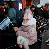 Des Juifs ukrainiens qui ont fui l'invasion russe prient à l'aéroport international de Chisinau en Moldavie, alors qu'ils se dirigent vers Israël, le 6 mars 2022. (Crédit: Nati Shohat/Flash90)