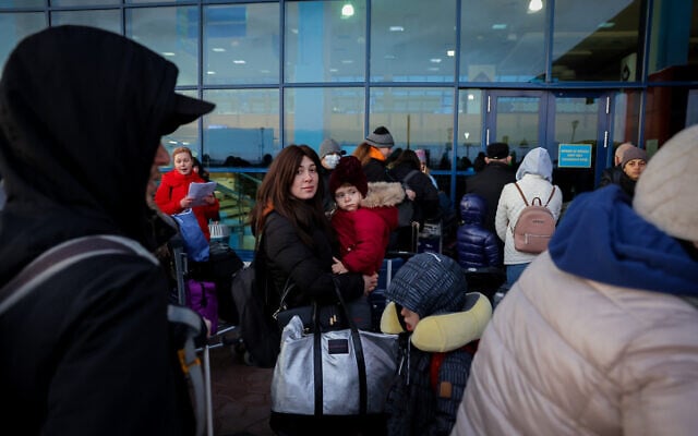 Des juifs ukrainiens qui ont fui les combats en Ukraine vus à l'aéroport international de Chisinau en Moldavie alors qu'ils se dirigeaient vers Israël, le 6 mars 2022. (Crédit: Nati Shohat/Flash90) Des juifs ukrainiens qui ont fui les combats en Ukraine vus à l'aéroport international de Chisinau en Moldavie alors qu'ils se dirigeaient vers Israël, le 6 mars 2022. (Crédit: Nati Shohat/Flash90)