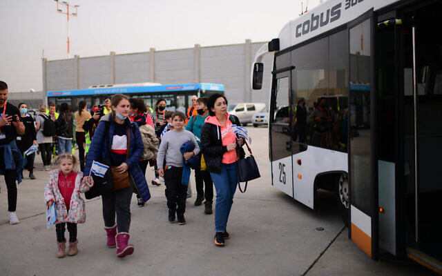 Des réfugiés fuyant la guerre en Ukraine, candidats à l'immigration en Israël, arrivent à l’aéroport Ben Gurion près de Tel Aviv, le 6 mars 2022. (Tomer Neuberg/Flash90)