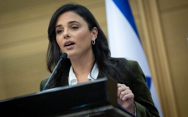La ministre de l'Intérieur Ayelet Shaked lors d'une conférence de presse à la Knesset de Jérusalem, le 8 mars 2022. (Crédit : Yonatan Sindel/Flash90) La ministre de l'Intérieur Ayelet Shaked lors d'une conférence de presse à la Knesset de Jérusalem, le 8 mars 2022. (Crédit : Yonatan Sindel/Flash90)