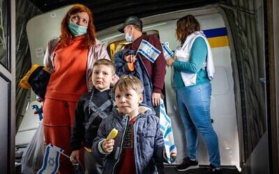 Photo d'illustration. Des immigrants juifs fuyant la guerre en Ukraine arrivent à l'aéroport Ben Gurion près de Tel Aviv, le 6 mars 2022. (Crédit : Nati Shohat/Flash90)