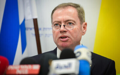 L'ambassadeur en Ukraine en Israël  Yevgen Korniychuk, lors d'une conférence de presse sur la guerre entre la Russie et l'Ukraine à Tel Aviv, le 11 mars 2022. (Crédit : Avshalom Sassoni‎‏/Flash90)