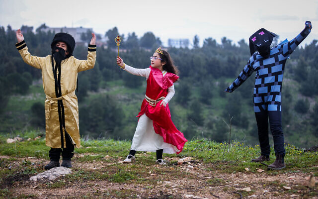 Des enfants en costume posent pour une photo dans la ville israélienne de Tzfat, dans le nord d'Israël, avant la fête de Pourim, le 13 mars 2022. (Crédit : David Cohen/Flash90) Des enfants en costume posent pour une photo dans la ville israélienne de Tzfat, dans le nord d'Israël, avant la fête de Pourim, le 13 mars 2022. (Crédit : David Cohen/Flash90)