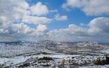 De la neige dans le nord du plateau du Golan, le 14 mars 2022. (Crédit : Michael Giladi/Flash90)