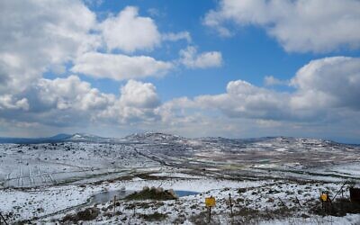 De la neige dans le nord du plateau du Golan, le 14 mars 2022. (Crédit : Michael Giladi/Flash90)