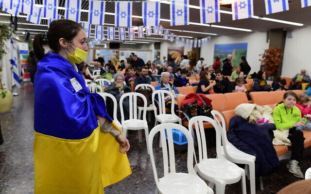 Des immigrants réfugiés d'Ukraine arrivent dans les bureaux du ministère israélien de l'Immigration et de l'Intégration à l'aéroport Ben Gurion près de Tel Aviv, le 15 mars 2022. (Crédit : Tomer Neuberg/Flash90) Des immigrants réfugiés d'Ukraine arrivent dans les bureaux du ministère israélien de l'Immigration et de l'Intégration à l'aéroport Ben Gurion près de Tel Aviv, le 15 mars 2022. (Crédit : Tomer Neuberg/Flash90)
