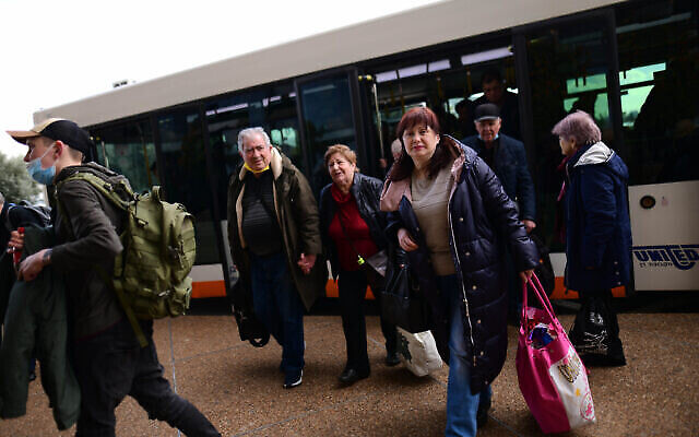 Des immigrants réfugiés  d’Ukraine arrivent à l’aéroport Ben Gurion, près de Tel Aviv, le 15 mars 2022. (Tomer Neuberg/Flash90)