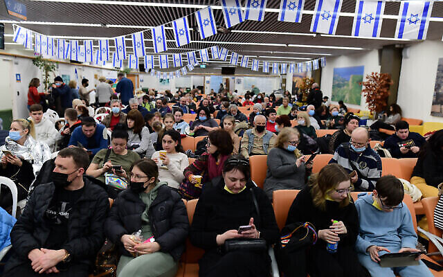 Des immigrants fuyant l'Ukraine arrivant au bureau de l’Immigration et de l’Intégration de l'aéroport Ben Gurion, près de Tel Aviv, le 15 mars 2022. (Crédit : Tomer Neuberg/Flash90)
