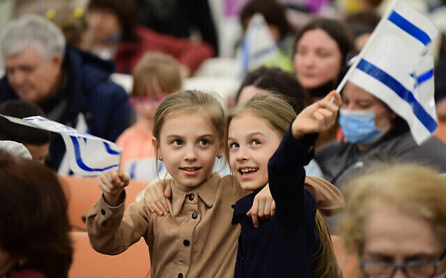 Des immigrants juifs rescapés des zones de guerre en Ukraine arrivent au bureau israélien de l’Immigration et de l'Intégration à l’aéroport Ben Gurion, le 15 mars 2022. (Crédit : Tomer Neuberg/Flash90)