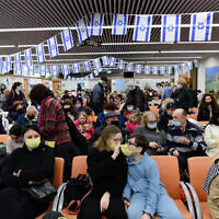 Des immigrants juifs fuyant les zones de guerre en Ukraine arrivent au bureau israélien de l’Immigration et de l’Intégration à l’aéroport Ben Gurion, le 15 mars 2022. (Crédit : Tomer Neuberg/Flash90) Des immigrants juifs fuyant les zones de guerre en Ukraine arrivent au bureau israélien de l’Immigration et de l’Intégration à l’aéroport Ben Gurion, le 15 mars 2022. (Crédit : Tomer Neuberg/Flash90)
