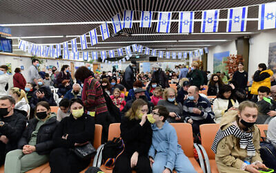 Des immigrants juifs fuyant les zones de guerre en Ukraine arrivent au bureau israélien de l’Immigration et de l’Intégration à l’aéroport Ben Gurion, le 15 mars 2022. (Crédit : Tomer Neuberg/Flash90)