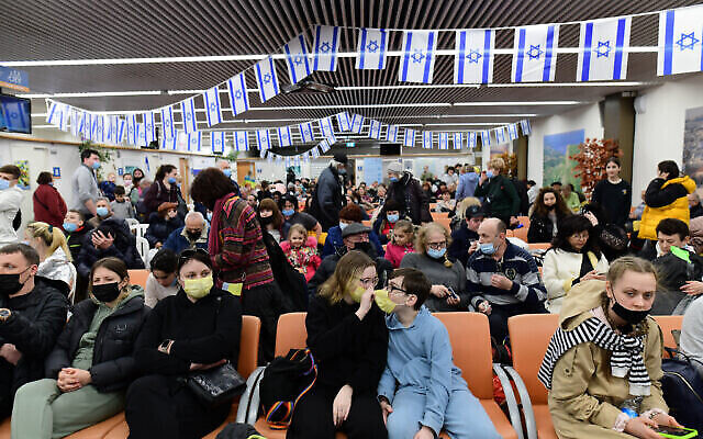 Des immigrants juifs fuyant les zones de guerre en Ukraine arrivent au bureau israélien de l’Immigration et de l’Intégration à l’aéroport Ben Gurion, le 15 mars 2022. (Crédit : Tomer Neuberg/Flash90)