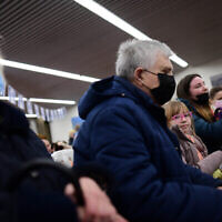 Des immigrants juifs fuyant les zones de guerre en Ukraine arrivent au bureau israélien de l’Immigration et de l'Intégration à l’aéroport Ben Gurion, le 15 mars 2022. (Tomer Neuberg/Flash90) Des immigrants juifs fuyant les zones de guerre en Ukraine arrivent au bureau israélien de l’Immigration et de l'Intégration à l’aéroport Ben Gurion, le 15 mars 2022. (Tomer Neuberg/Flash90)