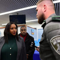 La ministre israélienne de l'Aliyah et de l’Intégration, Pnina Tamano-Shata, rend visite aux immigrants juifs fuyant les zones de guerre en Ukraine, au bureau d’Immigration et d’Intégration israélien, à l’aéroport Ben Gurion près de Tel Aviv, le 15 mars 2022. (Crédit : Tomer Neuberg/Flash90) La ministre israélienne de l'Aliyah et de l’Intégration, Pnina Tamano-Shata, rend visite aux immigrants juifs fuyant les zones de guerre en Ukraine, au bureau d’Immigration et d’Intégration israélien, à l’aéroport Ben Gurion près de Tel Aviv, le 15 mars 2022. (Crédit : Tomer Neuberg/Flash90)