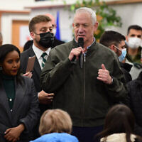 La ministre israélienne de l'Aliyah et de l’Intégration, Pnina Tamano-Shata, et le ministre de la Défense, Benny Gantz, rendent visite aux immigrants juifs fuyant les zones de guerre en Ukraine, au bureau d’Immigration et d’Intégration israélien, à l’aéroport Ben Gurion près de Tel Aviv, le 15 mars 2022. (Tomer Neuberg/Flash90) La ministre israélienne de l'Aliyah et de l’Intégration, Pnina Tamano-Shata, et le ministre de la Défense, Benny Gantz, rendent visite aux immigrants juifs fuyant les zones de guerre en Ukraine, au bureau d’Immigration et d’Intégration israélien, à l’aéroport Ben Gurion près de Tel Aviv, le 15 mars 2022. (Tomer Neuberg/Flash90)