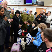 La ministre israélienne de l'Aliyah et de l’Intégration, Pnina Tamano-Shata, et le ministre de la Défense, Benny Gantz, rendent visite aux immigrants juifs fuyant les zones de guerre en Ukraine, au bureau d’Immigration et d’Intégration israélien, à l’aéroport Ben Gurion près de Tel Aviv, le 15 mars 2022. (Tomer Neuberg/Flash90) La ministre israélienne de l'Aliyah et de l’Intégration, Pnina Tamano-Shata, et le ministre de la Défense, Benny Gantz, rendent visite aux immigrants juifs fuyant les zones de guerre en Ukraine, au bureau d’Immigration et d’Intégration israélien, à l’aéroport Ben Gurion près de Tel Aviv, le 15 mars 2022. (Tomer Neuberg/Flash90)