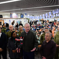 La ministre israélienne de l'Aliyah et de l’Intégration, Pnina Tamano-Shata, et le ministre de la Défense, Benny Gantz, rendent visite aux immigrants juifs fuyant les zones de guerre en Ukraine, au bureau d’Immigration et d’Intégration israélien, à l’aéroport Ben Gurion près de Tel Aviv, le 15 mars 2022. (Tomer Neuberg/Flash90) La ministre israélienne de l'Aliyah et de l’Intégration, Pnina Tamano-Shata, et le ministre de la Défense, Benny Gantz, rendent visite aux immigrants juifs fuyant les zones de guerre en Ukraine, au bureau d’Immigration et d’Intégration israélien, à l’aéroport Ben Gurion près de Tel Aviv, le 15 mars 2022. (Tomer Neuberg/Flash90)