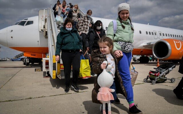 Juifs ukrainiens qui ont fui les zones de guerre en Ukraine en arrivant sur un vol de sauvetage à l'aéroport Ben Gourion, le 17 mars 2022. (Crédit : Yossi Zeliger/Flash90) Juifs ukrainiens qui ont fui les zones de guerre en Ukraine en arrivant sur un vol de sauvetage à l'aéroport Ben Gourion, le 17 mars 2022. (Crédit : Yossi Zeliger/Flash90)
