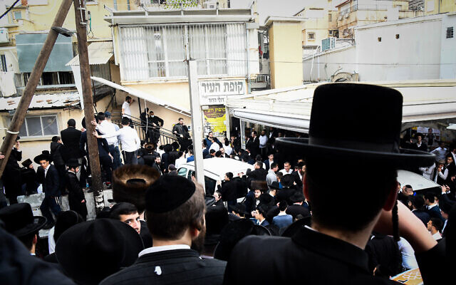 Des gens se rassemblent devant la maison du rabbin Chaim Kanievsky, dans la ville de Bnei Brak, en Israel, le 18 mars 2022. (Crédit : Flash90) Des gens se rassemblent devant la maison du rabbin Chaim Kanievsky, dans la ville de Bnei Brak, en Israel, le 18 mars 2022. (Crédit : Flash90)