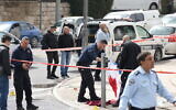 Les forces de sécurité sur le site d'une attaque au couteau près de la Vieille Ville de Jérusalem, le 19 mars 2022. (Crédit :  Yonatan Sindel/Flash90)