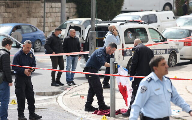 Les forces de sécurité sur le site d'une attaque au couteau près de la Vieille Ville de Jérusalem, le 19 mars 2022. (Crédit : Yonatan Sindel/Flash90) Les forces de sécurité sur le site d'une attaque au couteau près de la Vieille Ville de Jérusalem, le 19 mars 2022. (Crédit : Yonatan Sindel/Flash90)