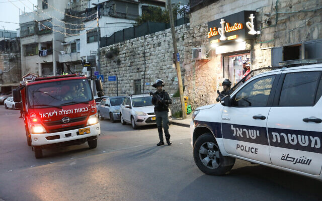 Les forces de sécurité israéliennes sur les lieux d'une attaque terroriste au cours de laquelle un policier israélien a été poignardé à Ras al-Amoud, à Jérusalem-Est, le 20 mars 2022. (Crédit : Noam Revkin Fenton/Flash90) Les forces de sécurité israéliennes sur les lieux d'une attaque terroriste au cours de laquelle un policier israélien a été poignardé à Ras al-Amoud, à Jérusalem-Est, le 20 mars 2022. (Crédit : Noam Revkin Fenton/Flash90)