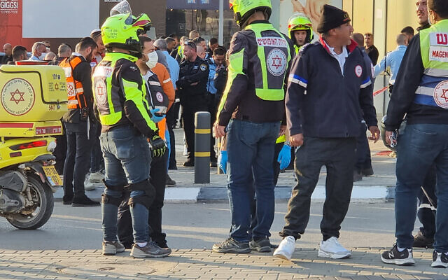 Les secours sur les lieux d'une attaque au couteau à Beer Sheva, le 22 mars 2022. (Crédit : Flash90)