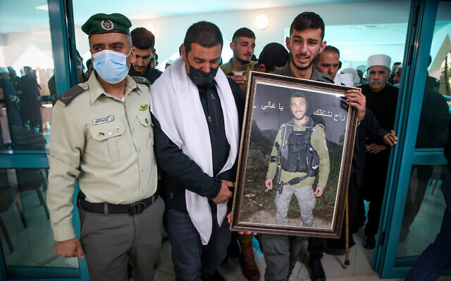 Les funérailles de l'agent de la police des frontières Yazan Falah, tué dans un attentat à Hadera, au cimetière militaire de Kisra-Sumei, une ville druze du nord d'Israël, le 28 mars 2022. (Crédit :David Cohen/Flash90)