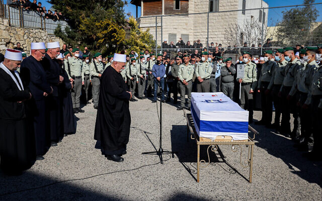 Les funérailles de l'agent de la police des frontières Yazan Falah, 19 ans, tué dans un attentat à Hadera, au cimetière militaire de Kisra-Sumei, une ville druze du nord d'Israël, le 28 mars 2022. (Crédit  :  David Cohen/Flash90)