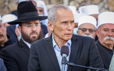 Omer Barlev, ministre de la Sécurité intérieure, lors des funérailles de Yazan Falah, agent de police des frontières qui est mort dans l'attentat terroriste de Hadera, au cimetière du village de Kisra-Sumei, le 28 mars 2022. (Crédit :  David Cohen/Flash90)