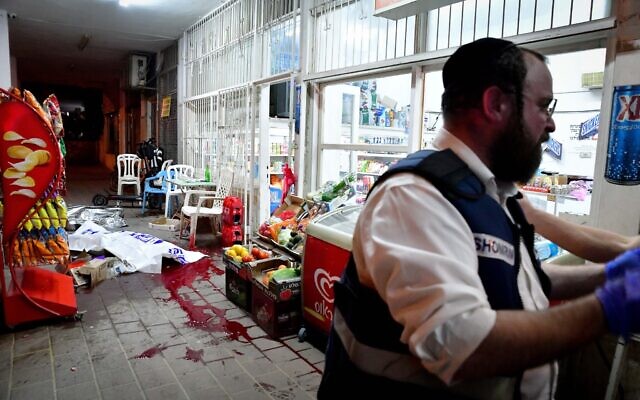 Des policiers et des secouristes sur les lieux d'une fusillade à Bnei Brak, le 29 mars 2022. (Crédit : Avshalom Sasson/Flash90) Des policiers et des secouristes sur les lieux d'une fusillade à Bnei Brak, le 29 mars 2022. (Crédit : Avshalom Sasson/Flash90)