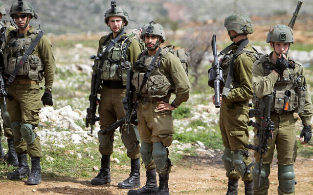 Des soldats israéliens en Cisjordanie, le 29 mars 2022. (Crédit : Nasser Ishtayeh/Flash90) Des soldats israéliens en Cisjordanie, le 29 mars 2022. (Crédit : Nasser Ishtayeh/Flash90)