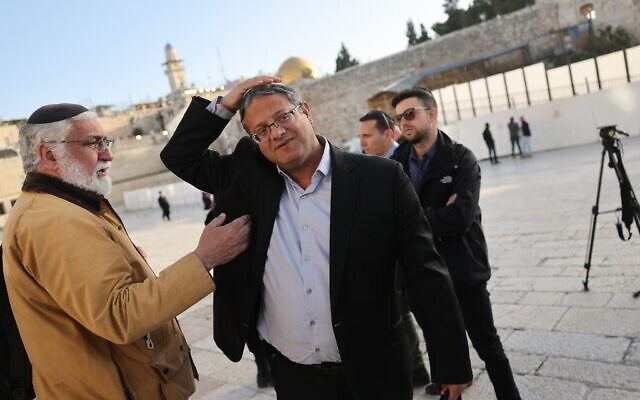 Le député d'extrême-droite Itamar Ben Gvir sur le mont du Temple, dans la Vieille Ville de Jérusalem, le 31 mars 2022. (Crédit : Yonatan Sindel/FLASH90) Le député d'extrême-droite Itamar Ben Gvir sur le mont du Temple, dans la Vieille Ville de Jérusalem, le 31 mars 2022. (Crédit : Yonatan Sindel/FLASH90)