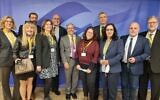 Des représentants des mouvements réformés et conservateurs du judaïsme d'Amérique du Nord et d'Israël devant le bureau du Premier ministre à Jérusalem avant une réunion le 28 février 2022. (Crédit  : Mouvement réformé en Israël)