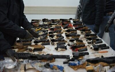 Armes saisies par les forces de l'ordre israéliennes dans le cadre de la lutte contre un trafic présumé d’armes en provenance du Liban, le 23 mars 2022. (Crédit : Police israélienne)