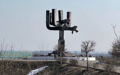 Le site de commémoration endommagé de Drobytsky Yar, près de Kharkiv, après une frappe russe présumée, le 26 mars 2022. (Capture d'écran/Twitter) Le site de commémoration endommagé de Drobytsky Yar, près de Kharkiv, après une frappe russe présumée, le 26 mars 2022. (Capture d'écran/Twitter)