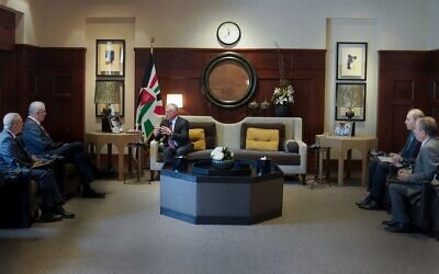 Le ministre de la Défense, Benny Gantz, rencontre à Amman le roi Abdallah de Jordanie, le 29 mars 2022. (Crédit : cour royale hachémite)