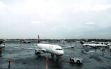 Illustration : Des avions Delta assis sur le tarmac de l'aéroport LaGuardia de New York, le 22 novembre 2017. (Crédit : Spencer Platt/Getty Images via JTA)